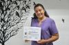 Dra Paty Villagómez mostrando el reconocimiento