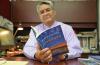 Dr. Rodrigo Ramos Zúñiga leyendo su libro