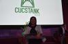 Dra. Sandra López Verdín exibiendo su  premio, al fondo pantalla con logotipo de CUCSTank