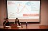 Ponentes impartiendo conferencia, en la pantalla diapositiva sobre el tema