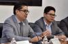 Rector CUCS dando bienvenida a estudiantes desde el presídium