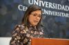 Dra. Fabiola Márquez Sandoval al micrófono ofreciendo discurso