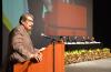 Dr. Víctor Manuel Lara, al micrófono en el pódium