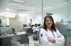 Coordinadora de la Maestría en Psicología de la Salud, atrás letrero de la oficina de la coordinación