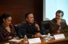 Rector del CUCS haciendo uso de la voz desde la mesa del presídium