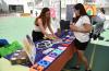 Alumna visitando un stand 