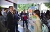 Director Primera División de perfil escuchando la exposición de cartel