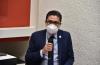 Rector del CUCS haciendo uso del micrófono en presentación del libro