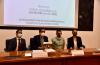 Rector acompañado de los resposables del proyecto Escuela Permanente de Vida Independiente en la mesa del presídium