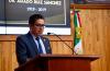 Rector del CUCS al micrófono en Pódium del Paraninfo