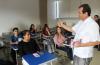 Diputado en salón de clases hablando de su campaña