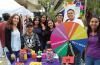 Alumnos posando para la foto en su stand