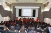 Auditorio lleno de alumnos recibiendo plática de protección civil