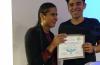 Jefa de la Unidad de Inclusión y el representante de los alumnos exhibiendo el reconocimiento entregado