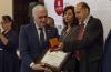 Dr. Alfonso Padilla Gtz. del CUCS recibiendo el reconocimiento estatal
