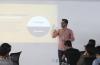 Ponente impartiendo curso al lado de una diapositiva