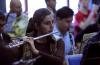 Estudiante de Música tocando flauta transversal