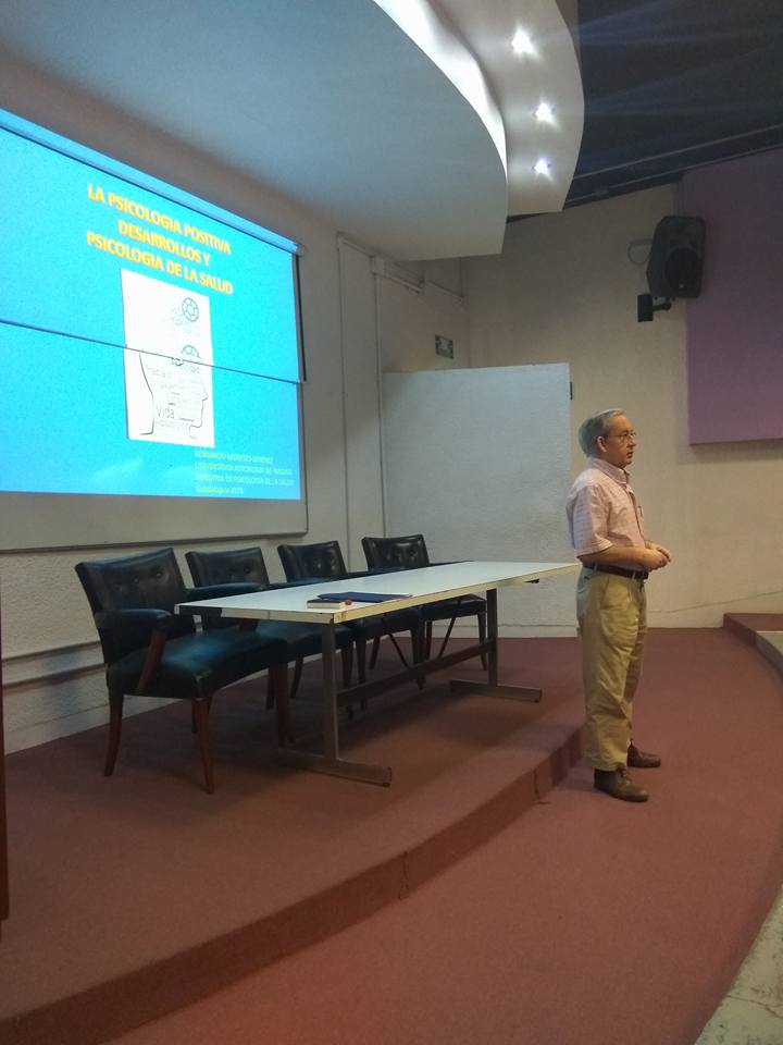 Dr. Bernardo Moreno impartiendo la conferencia