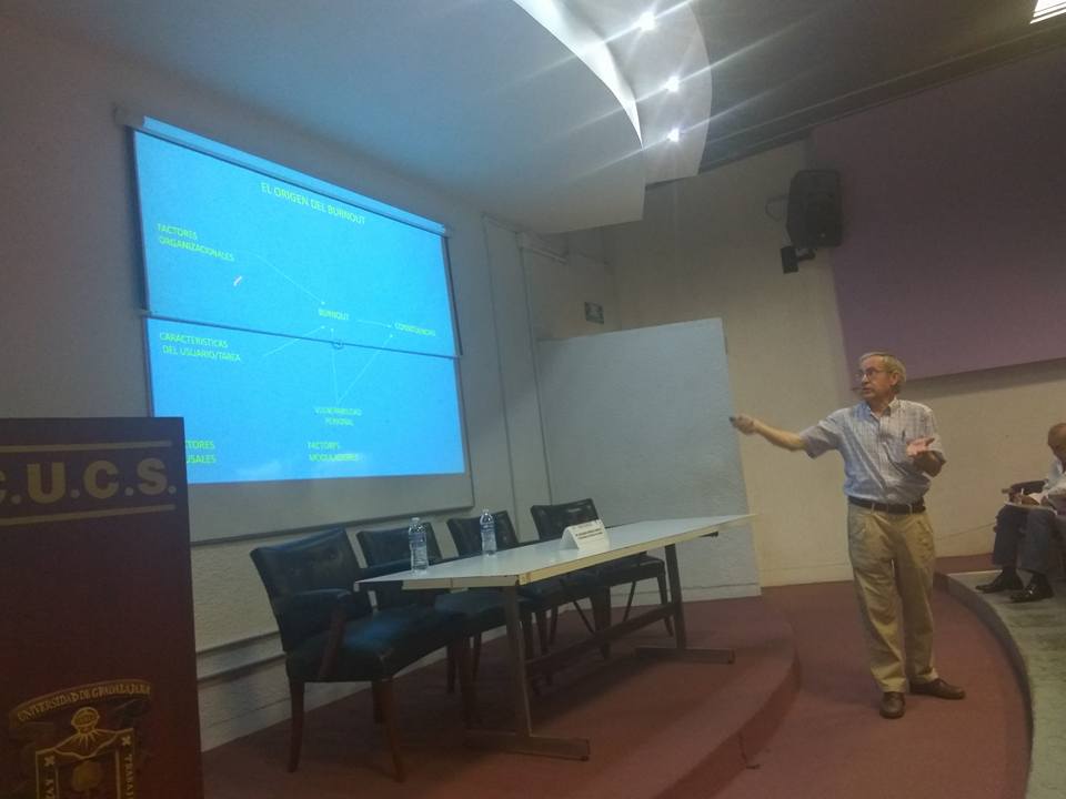 Dr. Bernardo Moreno explicando una diapositiva