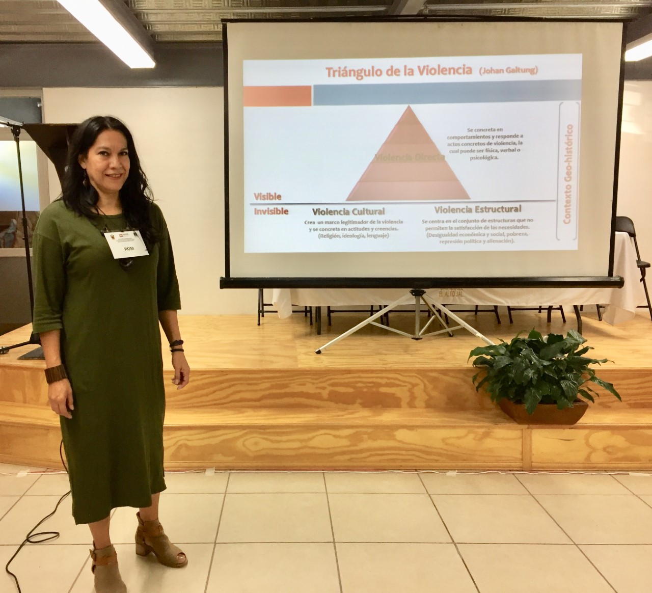 Profesora CUCS impartiendo taller