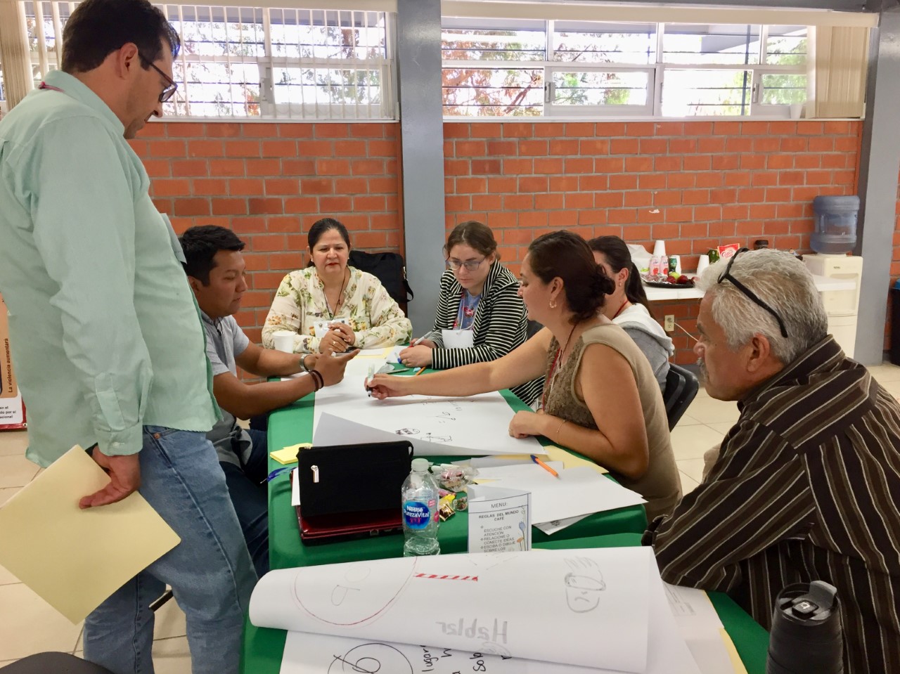 Talleristas participando en equipo
