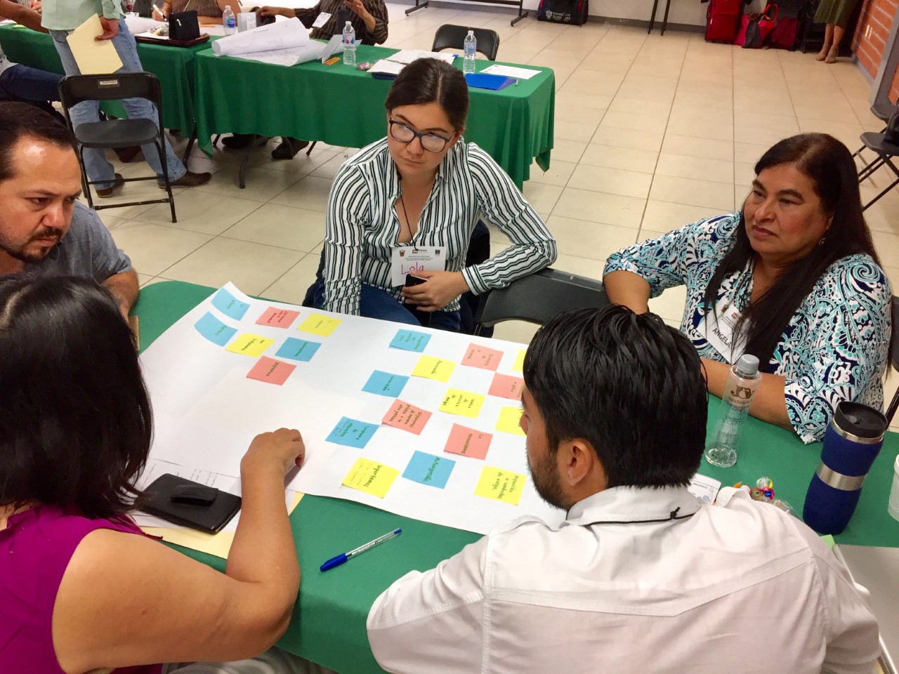 Talleristas participando en equipo