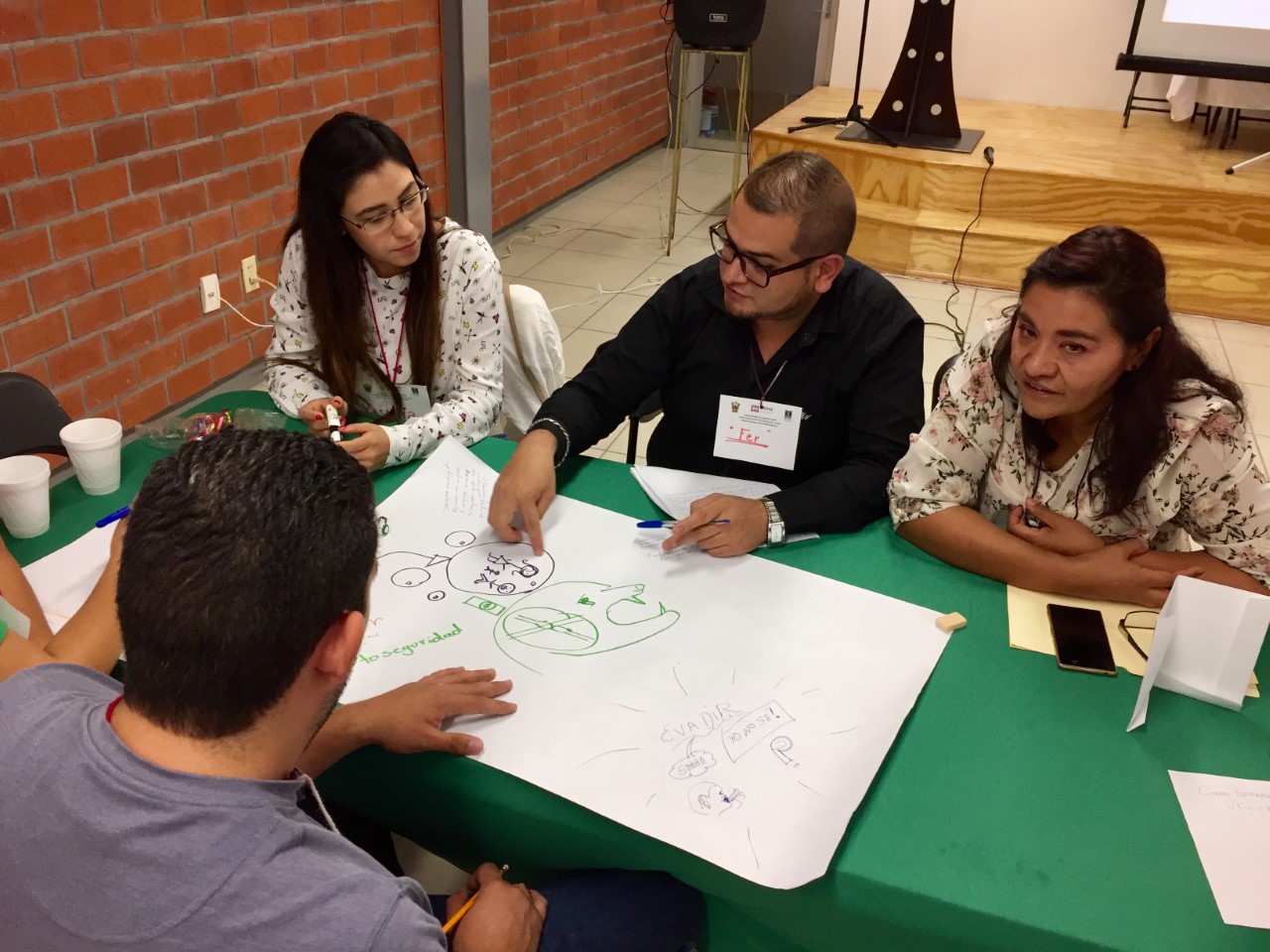 Talleristas participando en equipo