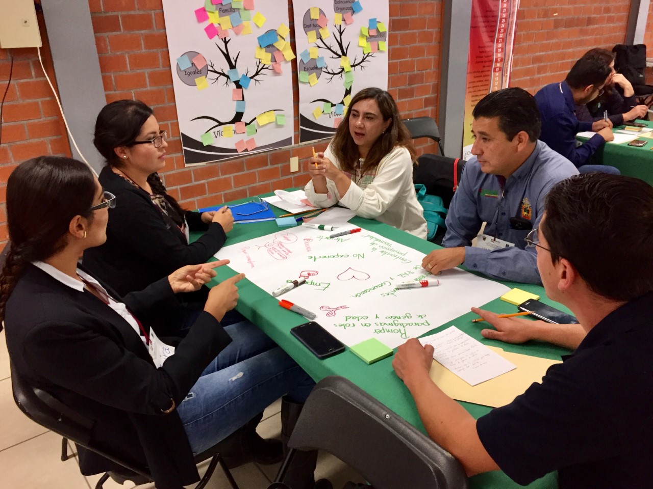 Talleristas participando en equipo