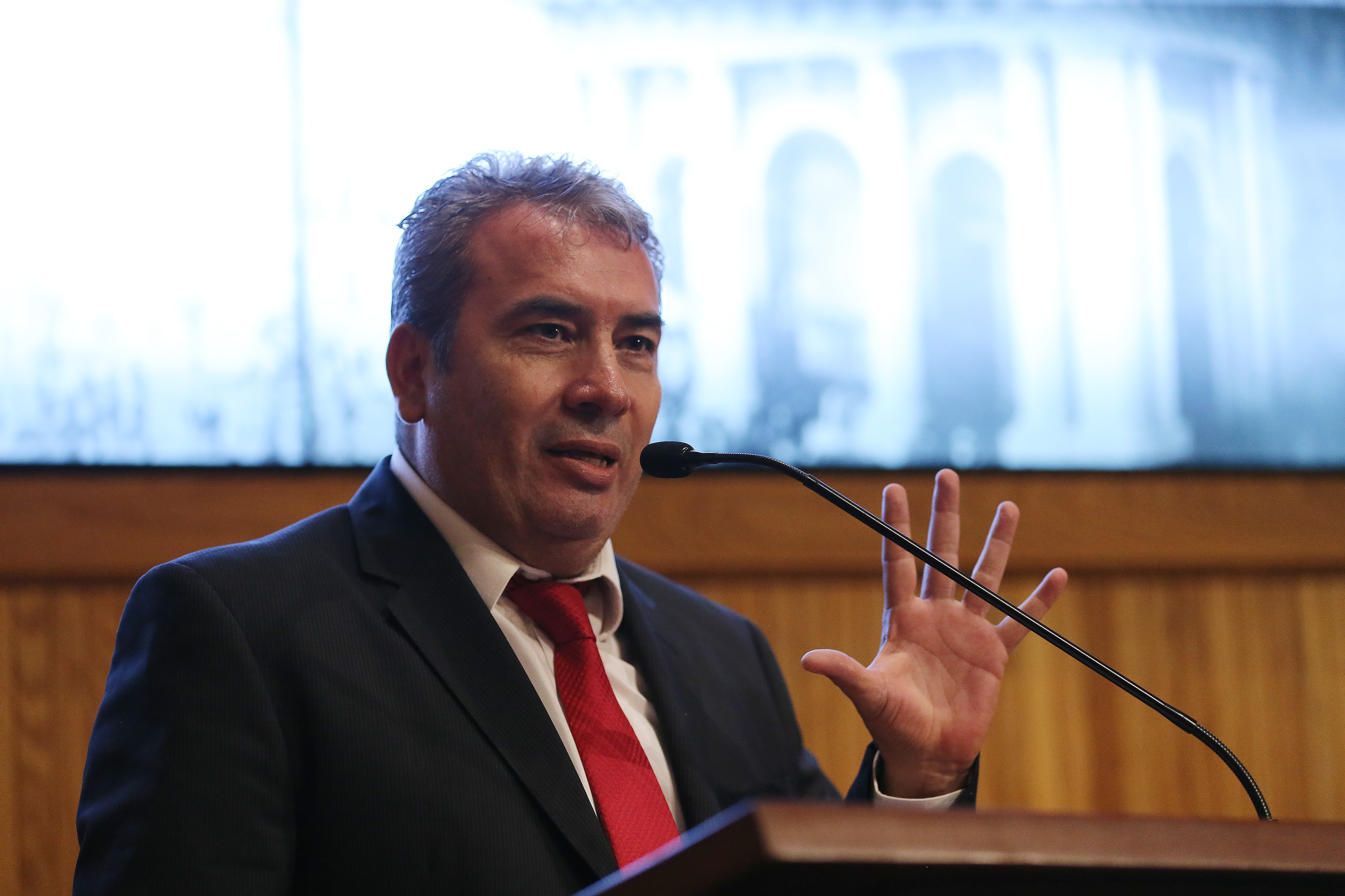 Srio General SUTUdeG ofreciendo discurso a homenajeados