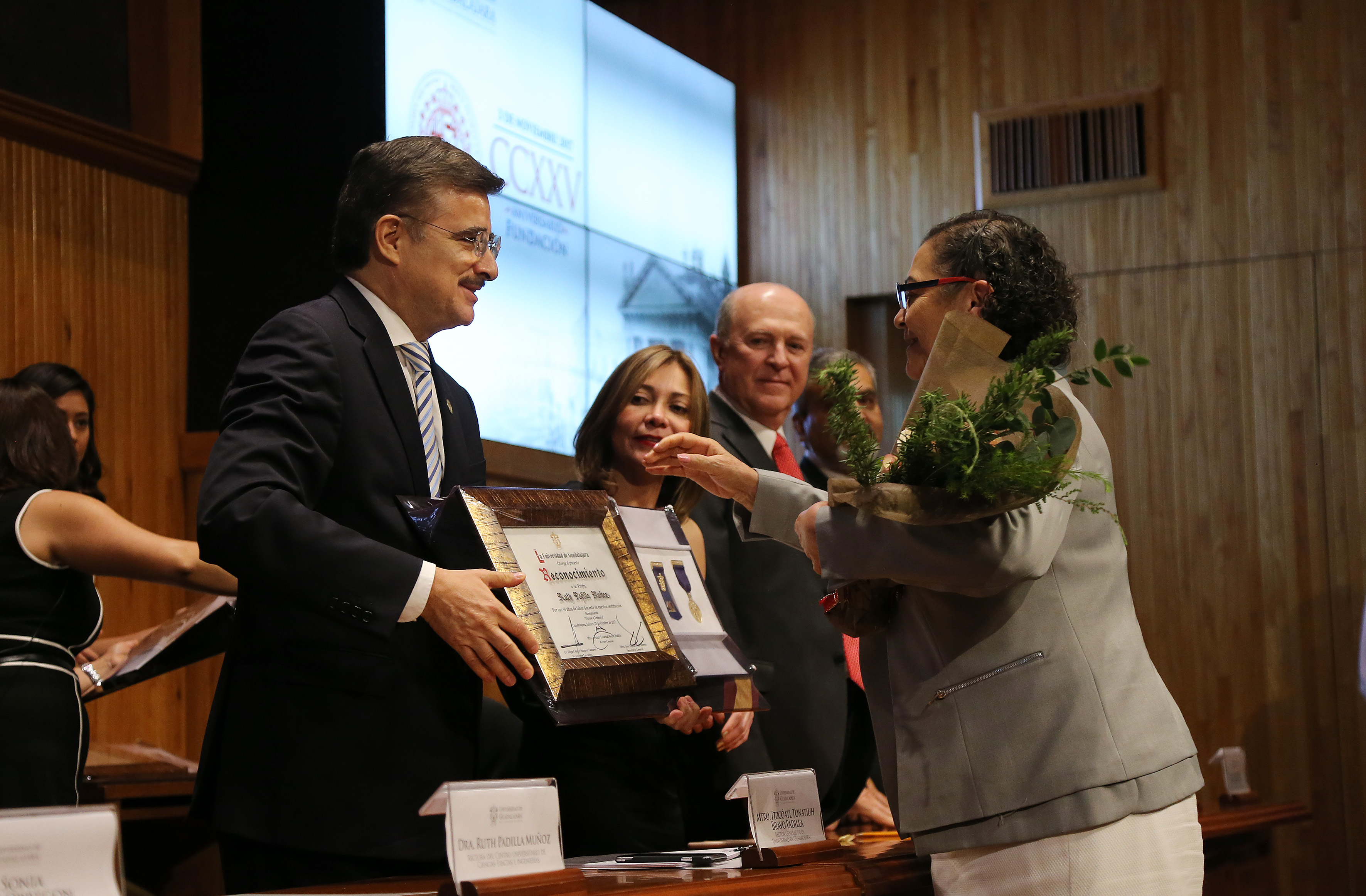 Rectora del CUCEI recibe reconocimiento por trayectoria