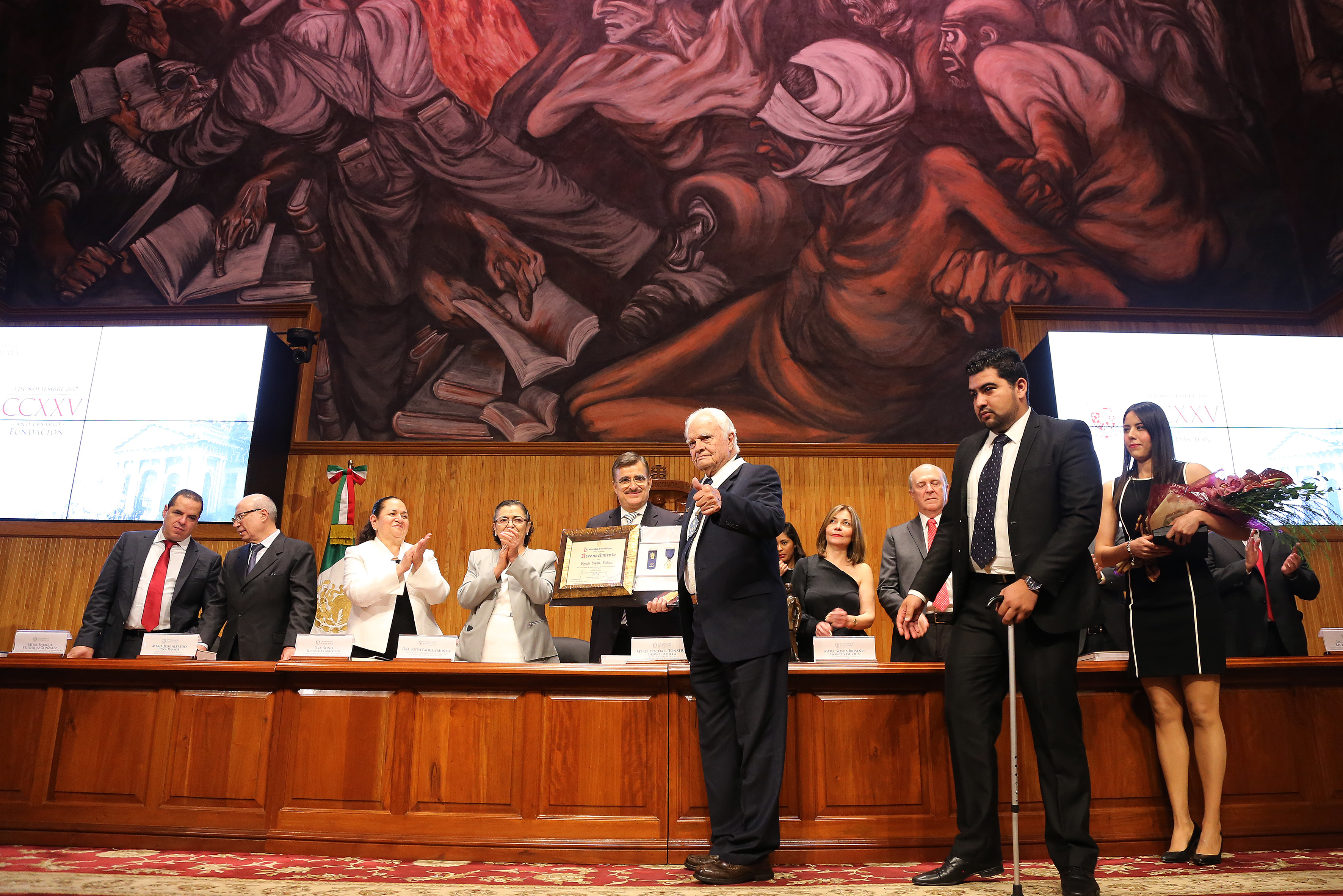 Dr. Horacio Padilla exhibe su reconocimiento por 55 años de servicio