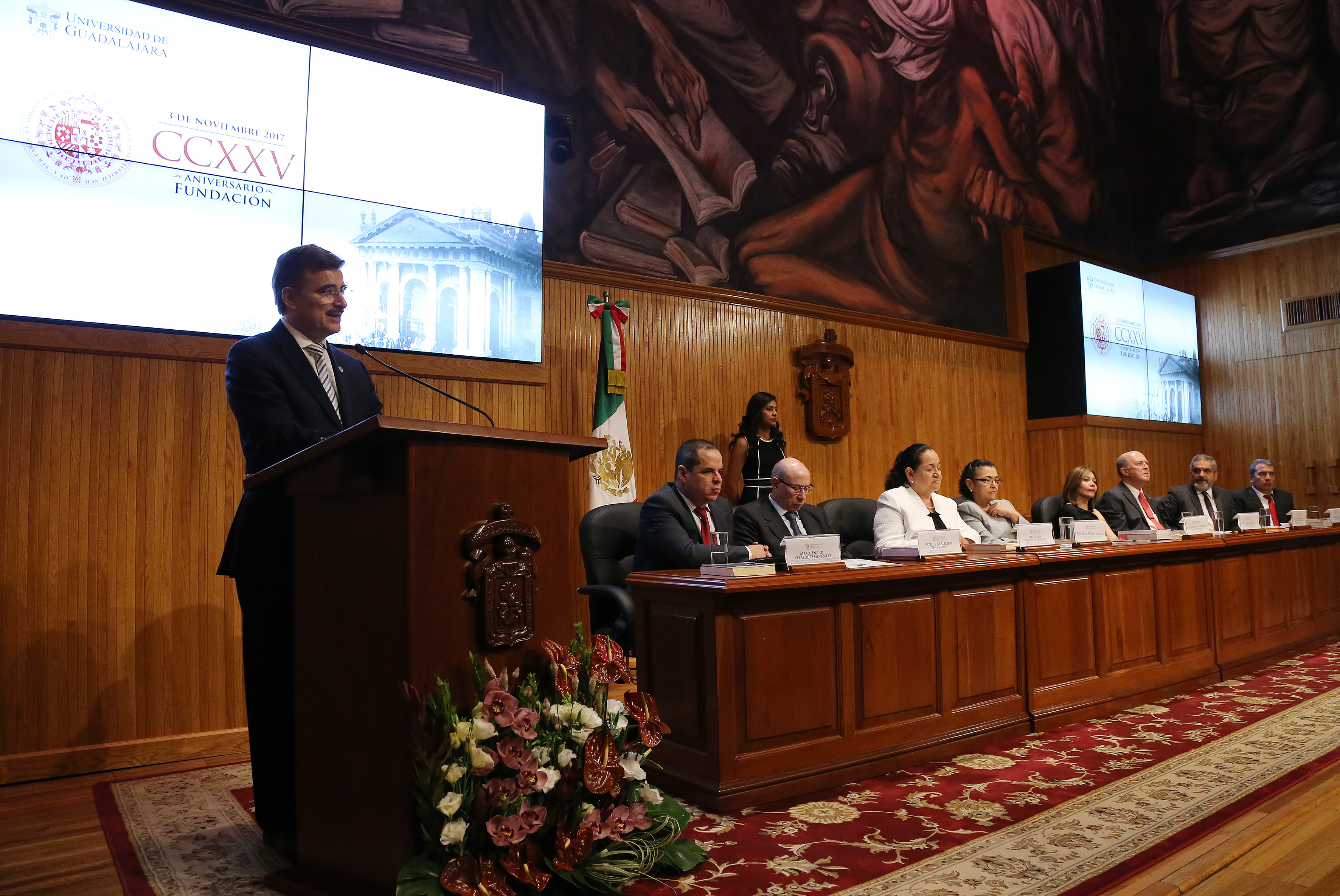 Rector General ofreciendo discurso a homenajeados