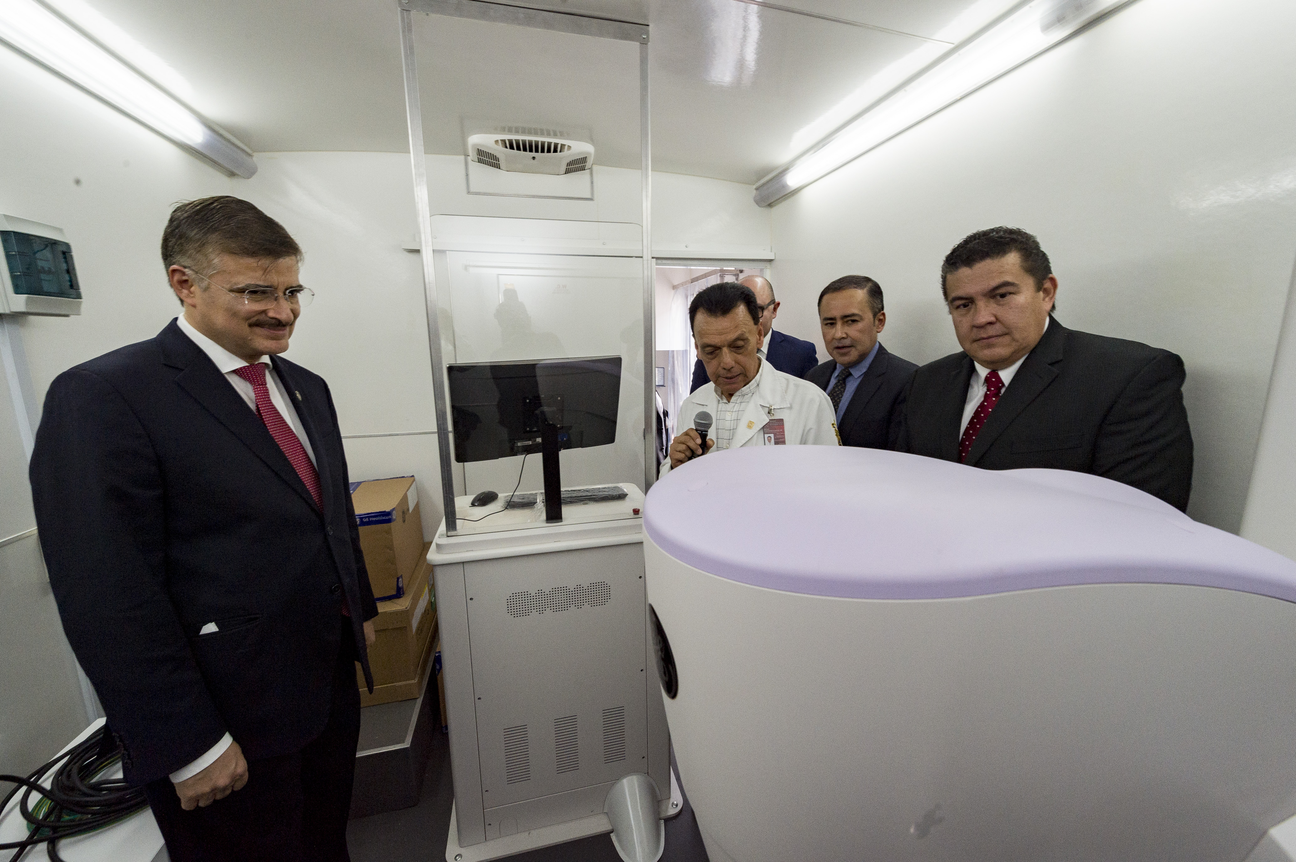 Funcionarios universitarios abordo de la Unidad de Mastografía. 