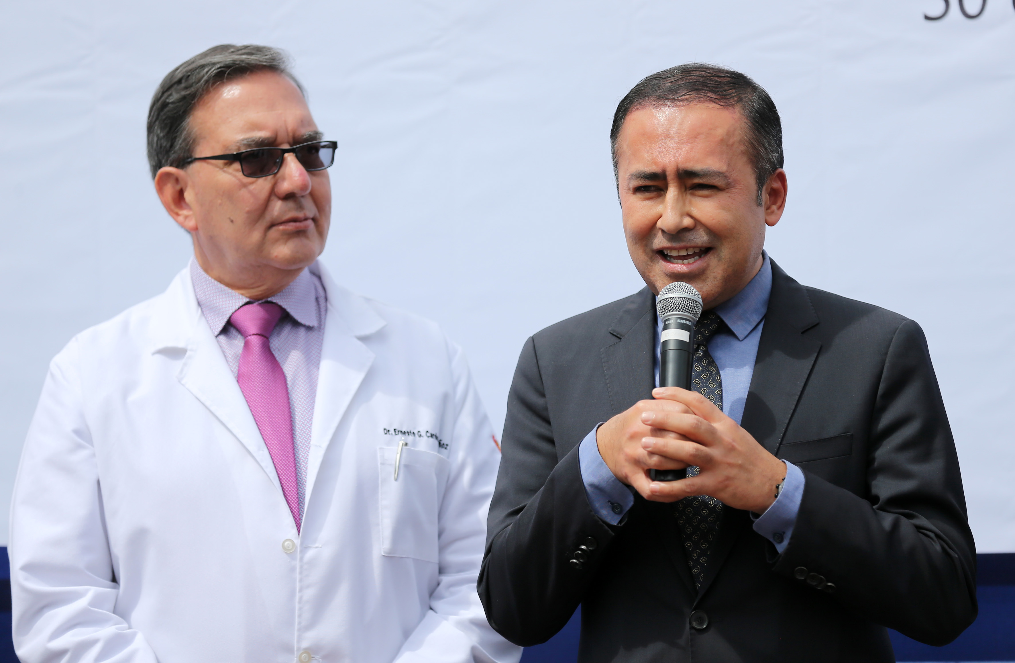 Dr Jaime Andrade Villanueva, haciendo uso de la palabra. A su costado derecho el Dr. Germán Cardona, jefe del Departamento de Fisiología del CUCS