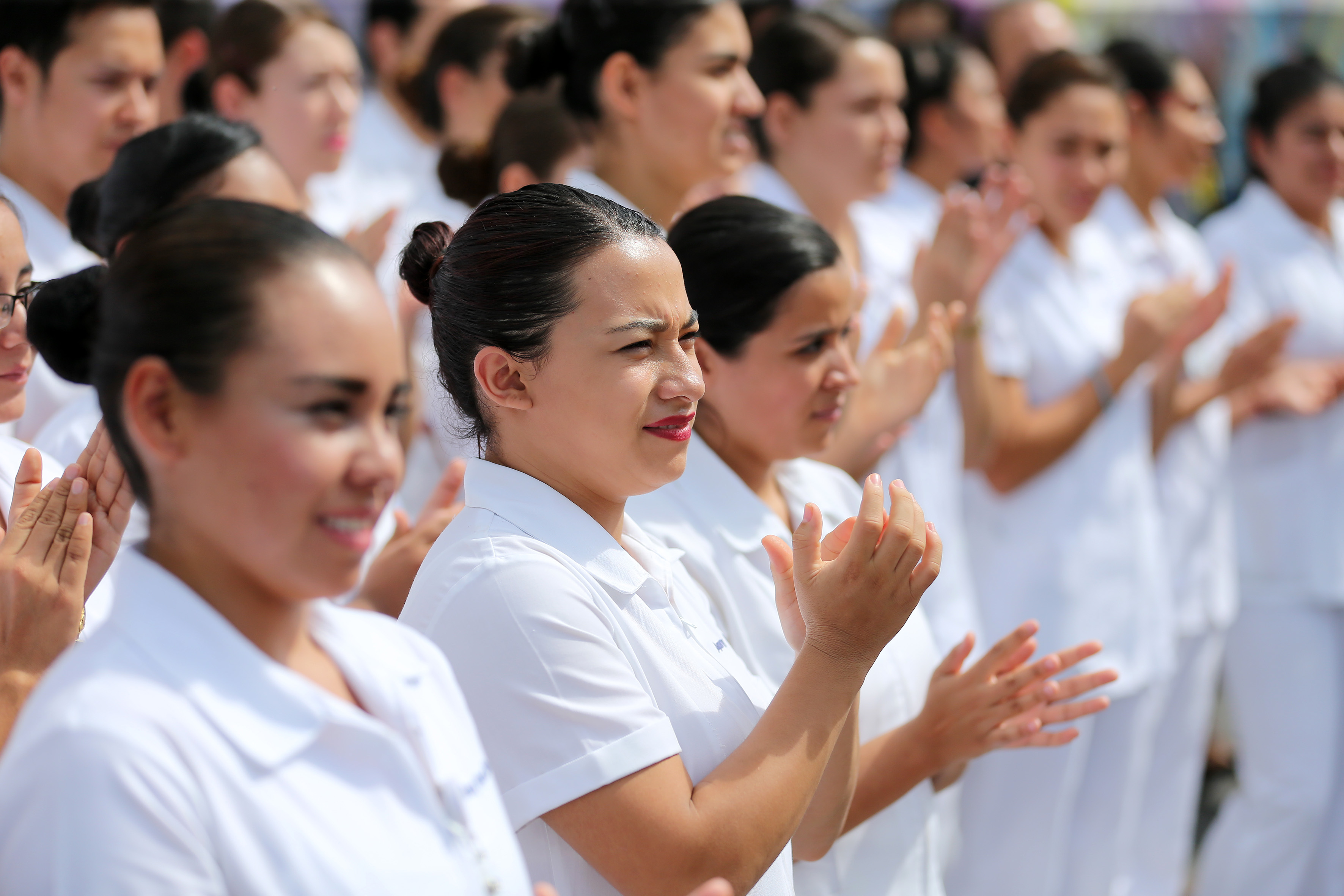 Enfermeras asistentes aplaudiendo la entrega de Unidades Móviles al CUCS