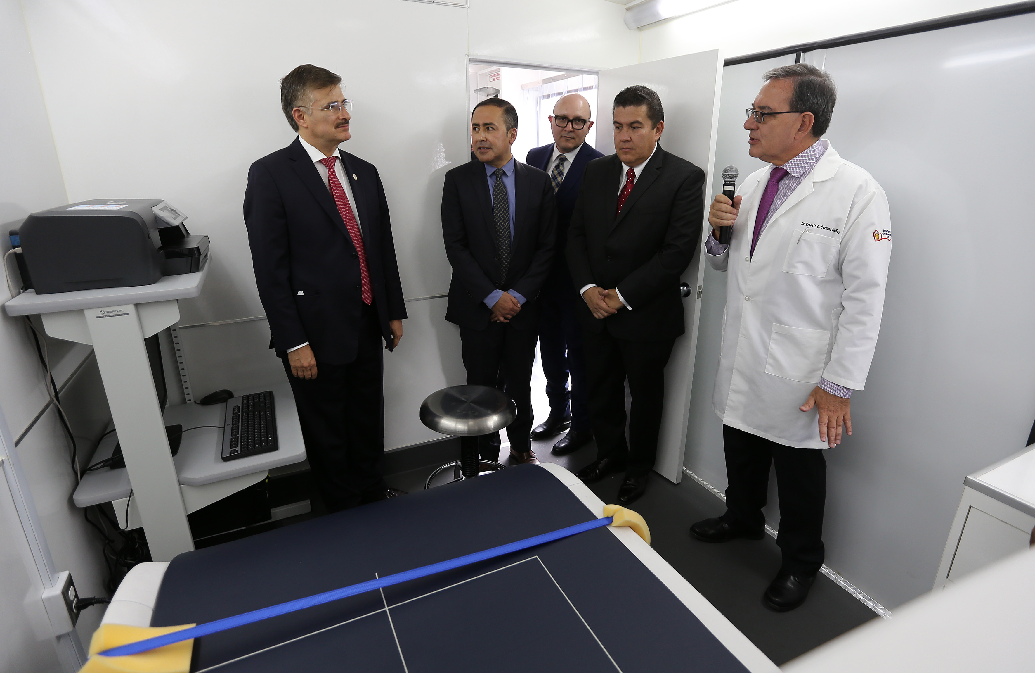 Funcionarios universitarios abordo de la unidad móvil con Densitómetro