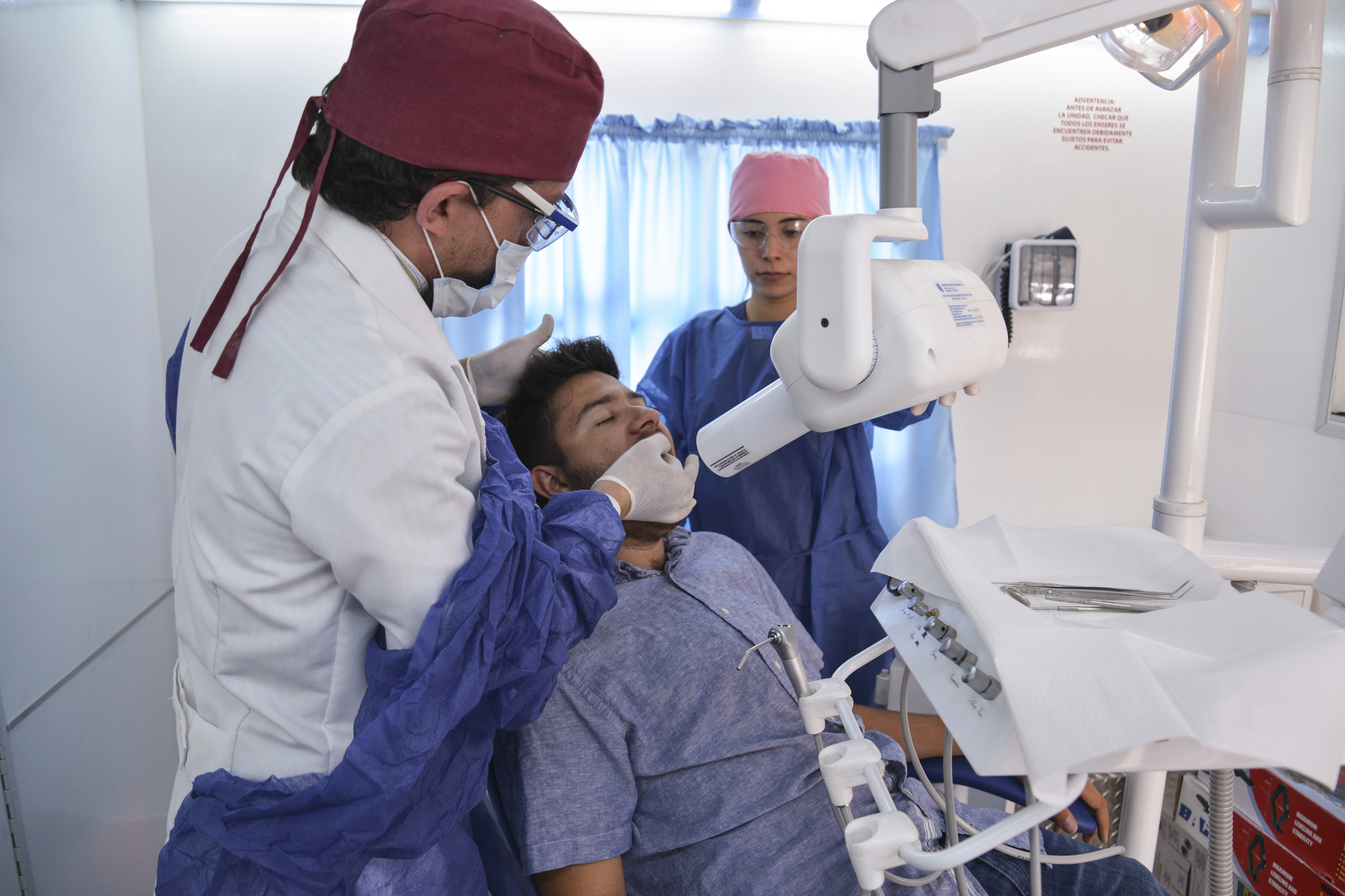 Unidad Móvil con unidad dental y paciente en atención