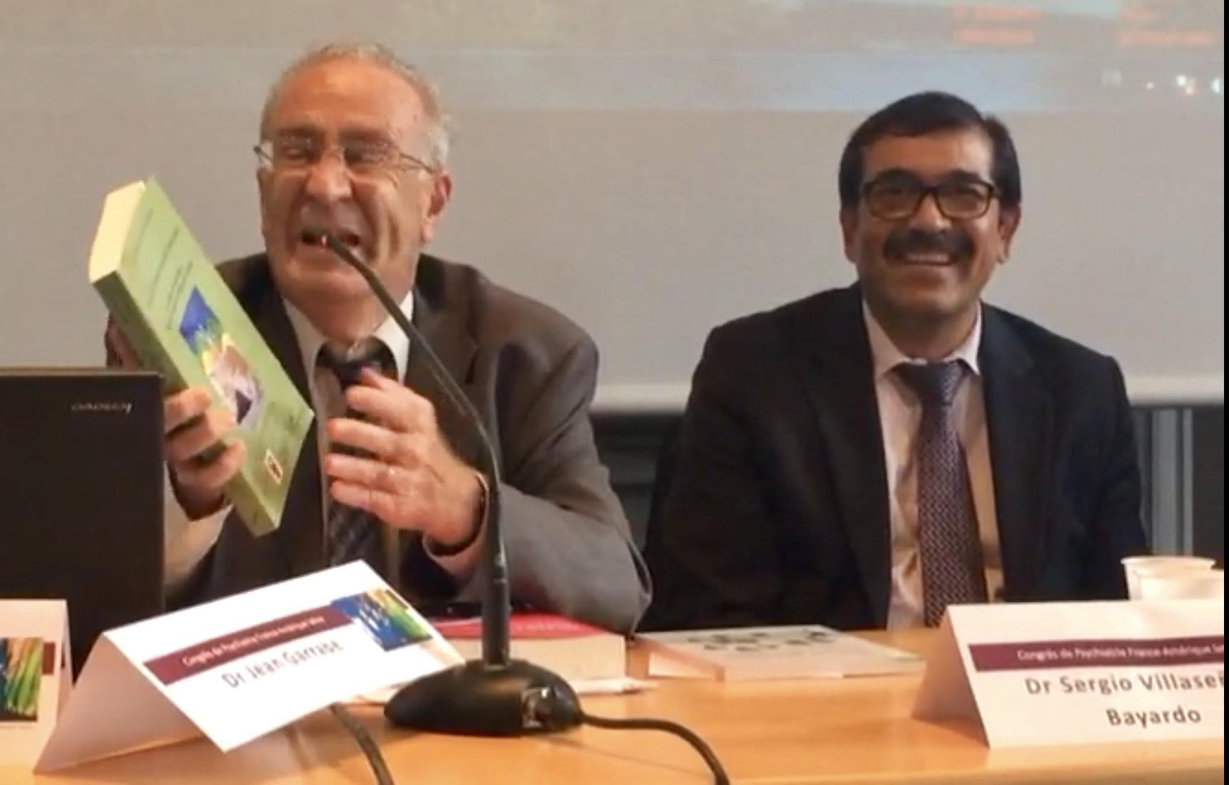 Dr. Sergio Villaseñor Bayardo durante la presentación de su libro