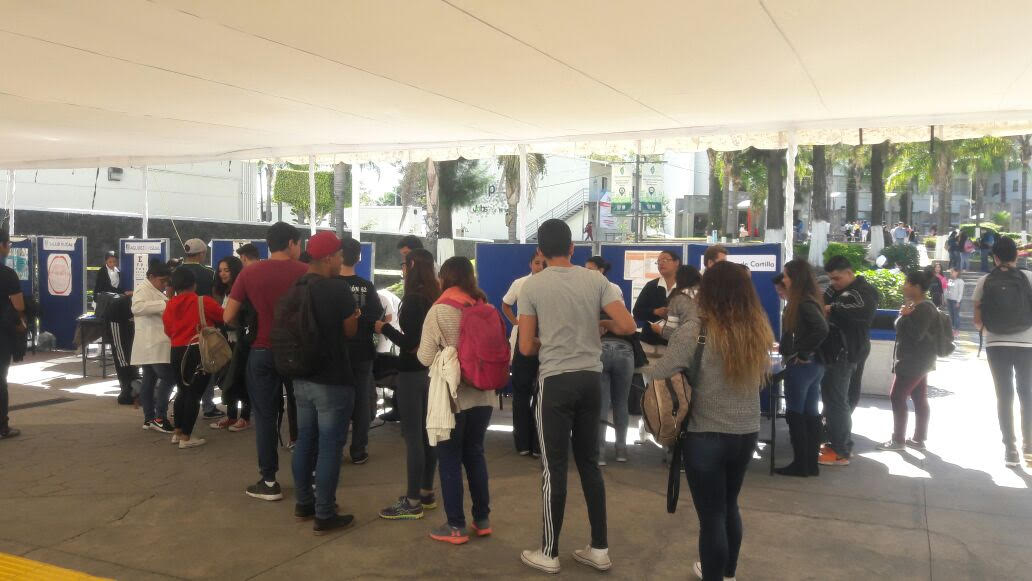 Asistentes a Feria de la Saud hacen fila para recibir atención en el Módulo de Enfermería