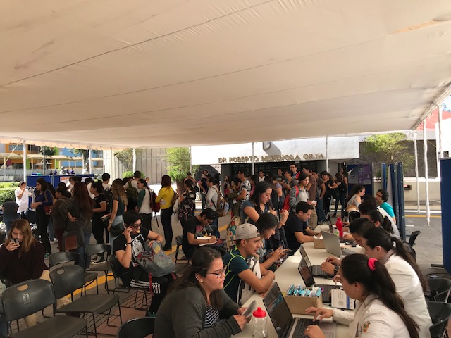 Asistentes a Feria de la Salud, algunas enfermeras en módulos de atención