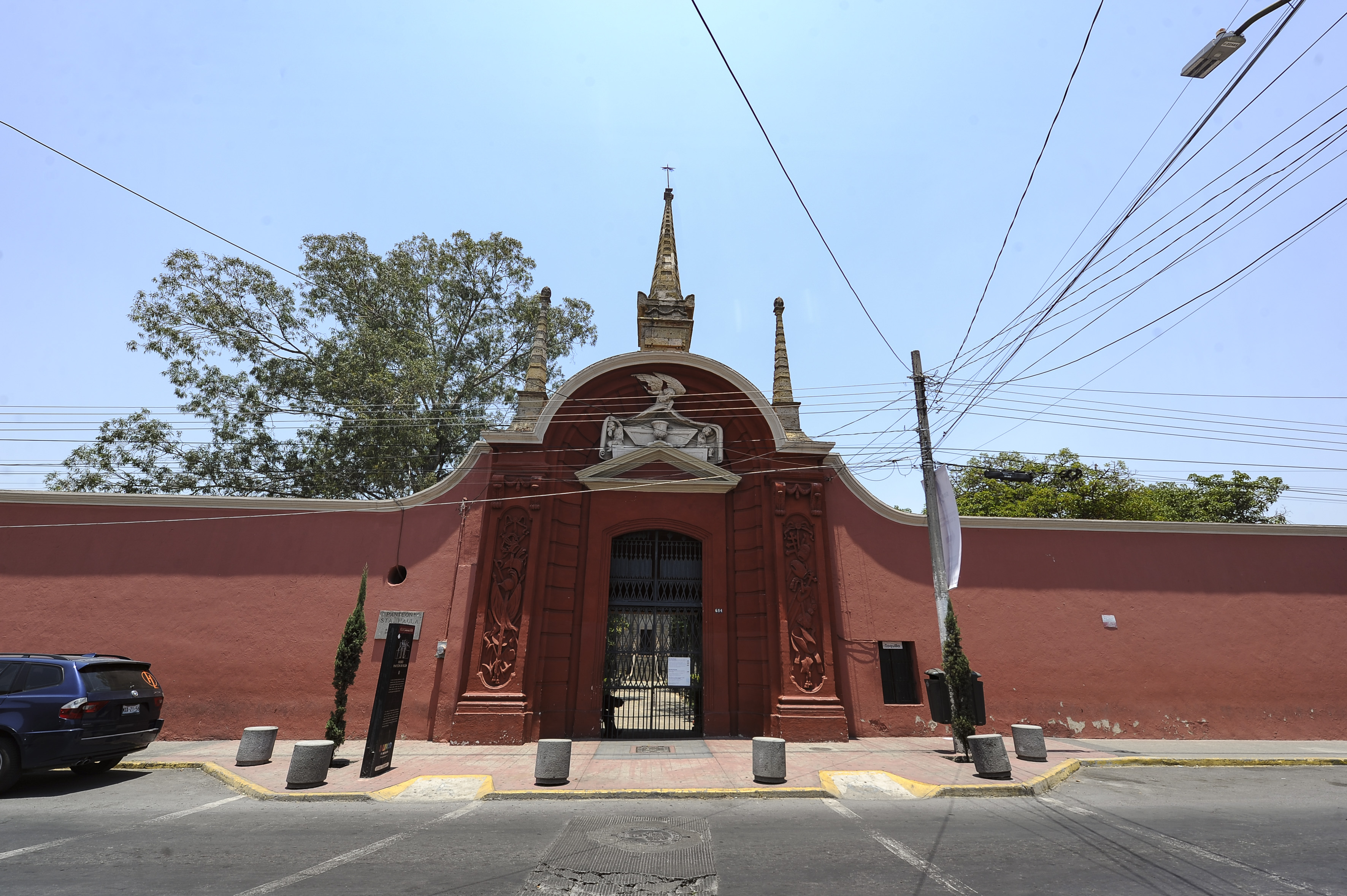 Fachada exterior de un panteón