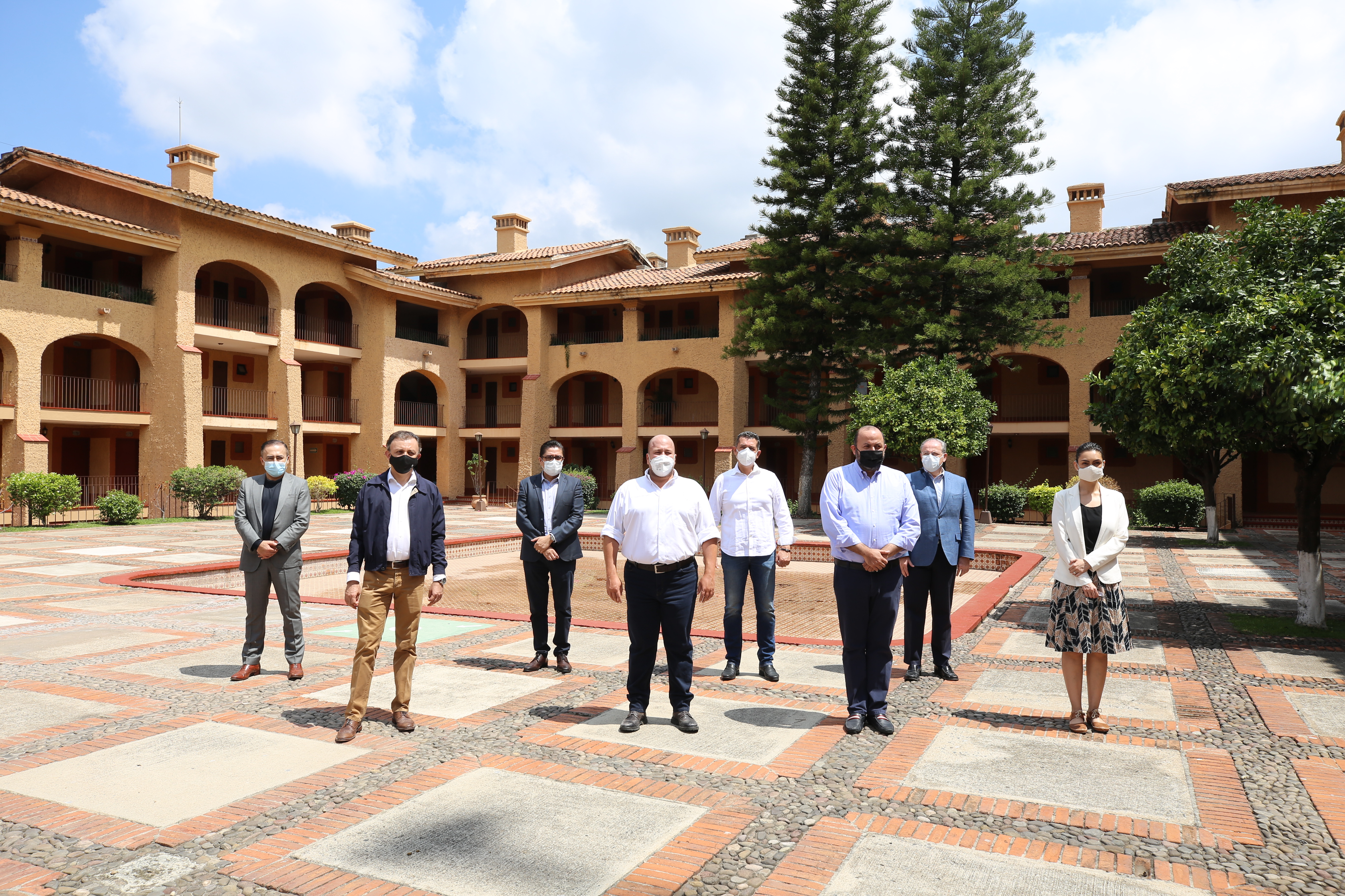 Autoridades gubernamentales y universitarias en el patio del Hotel Villa Primavera