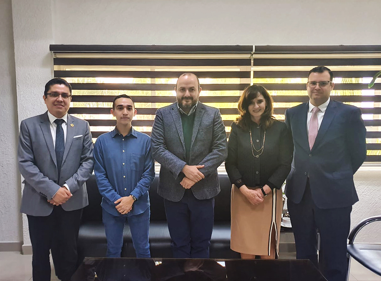 Rector general y autoridades de CUCS posando para la foto con el alumno con más alto puntaje de ingreso