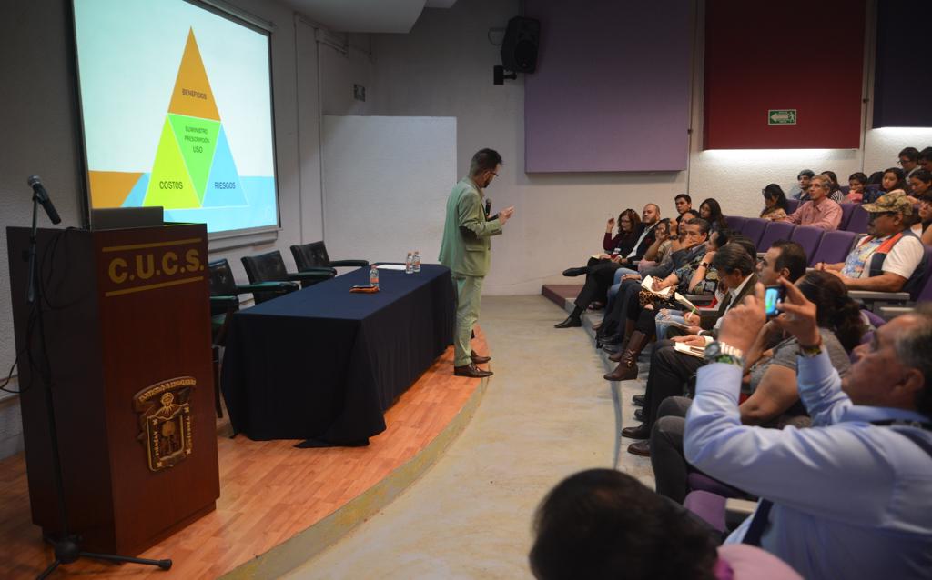 Ponente exponiendo el tema ante los asistentes 