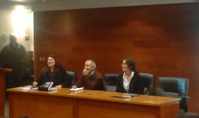 La editora del libro "El cerebro durmiente" y 2 de sus colaboradores 