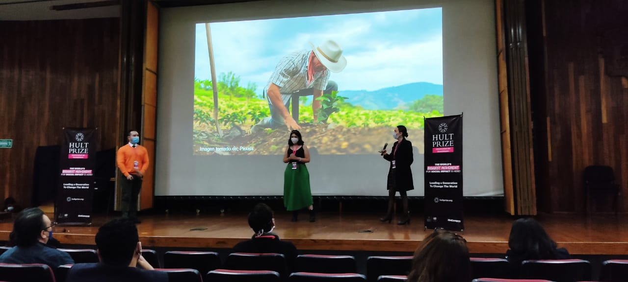 Equipo ganador en la presentación de su trabajo