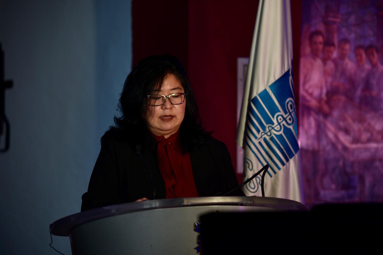 Coordinadora de Extensión presentando la obra de teatro al final del curso de inducción para padres