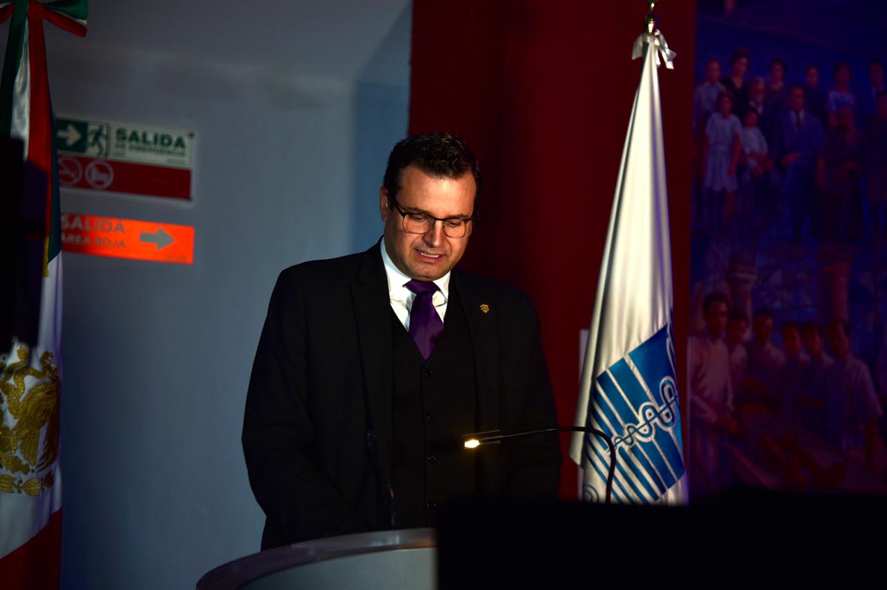 Secretario Académico dando palabras de bienvenida en el curso de inducción para padres