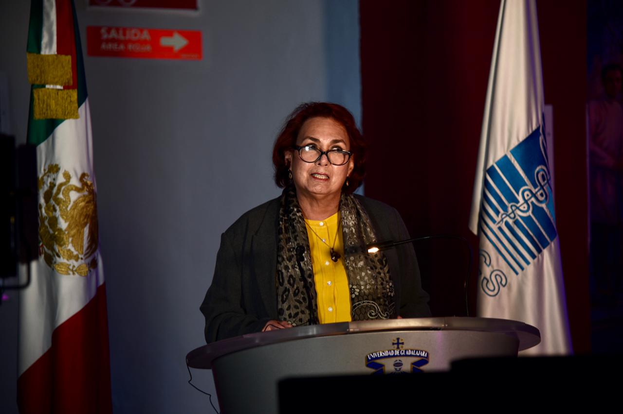 Coorinadora de Servicios Académicos dando introduccón en el curso de induccon para padres